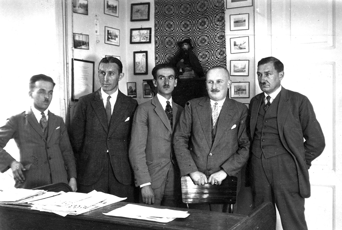 Józef Mackiewicz (w centrum), świadek ekshumacji w Katyniu w 1943 r. Na zdjęciu w redakcji dziennika „Słowo”, przed 1939 r. Źródło: Narodowe Archiwum Cyfrowe