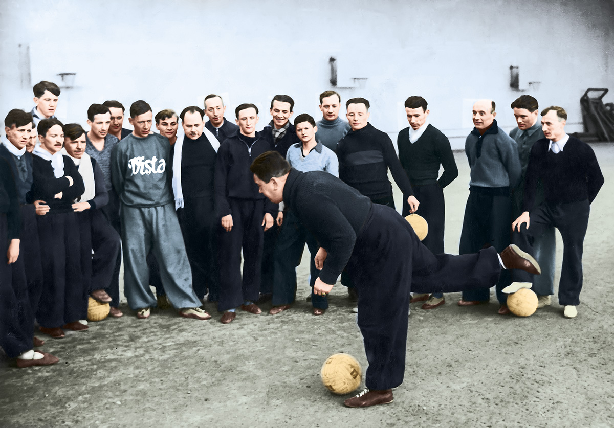 Trener reprezentacji Polski Marian Spojda demonstruje prawidłowe uderzenie w piłkę, 1939 r. Źródło: Narodowe Archiwum Cyfrowe