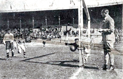 Mecz ze Szwecją, Sztokholm 1924 r. Pierwszy z lewej Marian Spojda. Źródło: Jagiellońska Biblioteka Cyfrowa