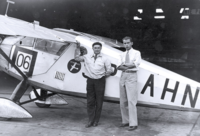 Pilot Franciszek Żwirko i konstruktor lotniczy Stanisław Wigura przed samolotem RWD-6. Powitanie w Warszawie po zwycięstwie w Challenge’u w 1932 r. Fot. NAC