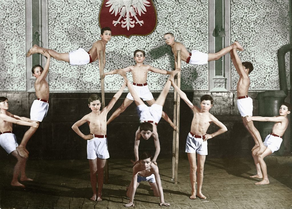 Pokaz gimnastyki chłopców z Towarzystwa Gimnastycznego „Sokół” w Przemyślu, 1936 r. Fot. NAC
