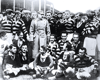 Marszałek Józef Piłsudski w otoczeniu piłkarzy Pogoni Lwów i Wisły Kraków na stadionie Wisły, 1924 r. Fot. NAC