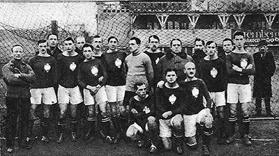 Pamiątkowe zdjęcie reprezentacji Polski w piłce nożnej podczas jej pierwszego meczu międzypaństwowego w historii, 18 grudnia 1921 r. Fot. Wikipedia
