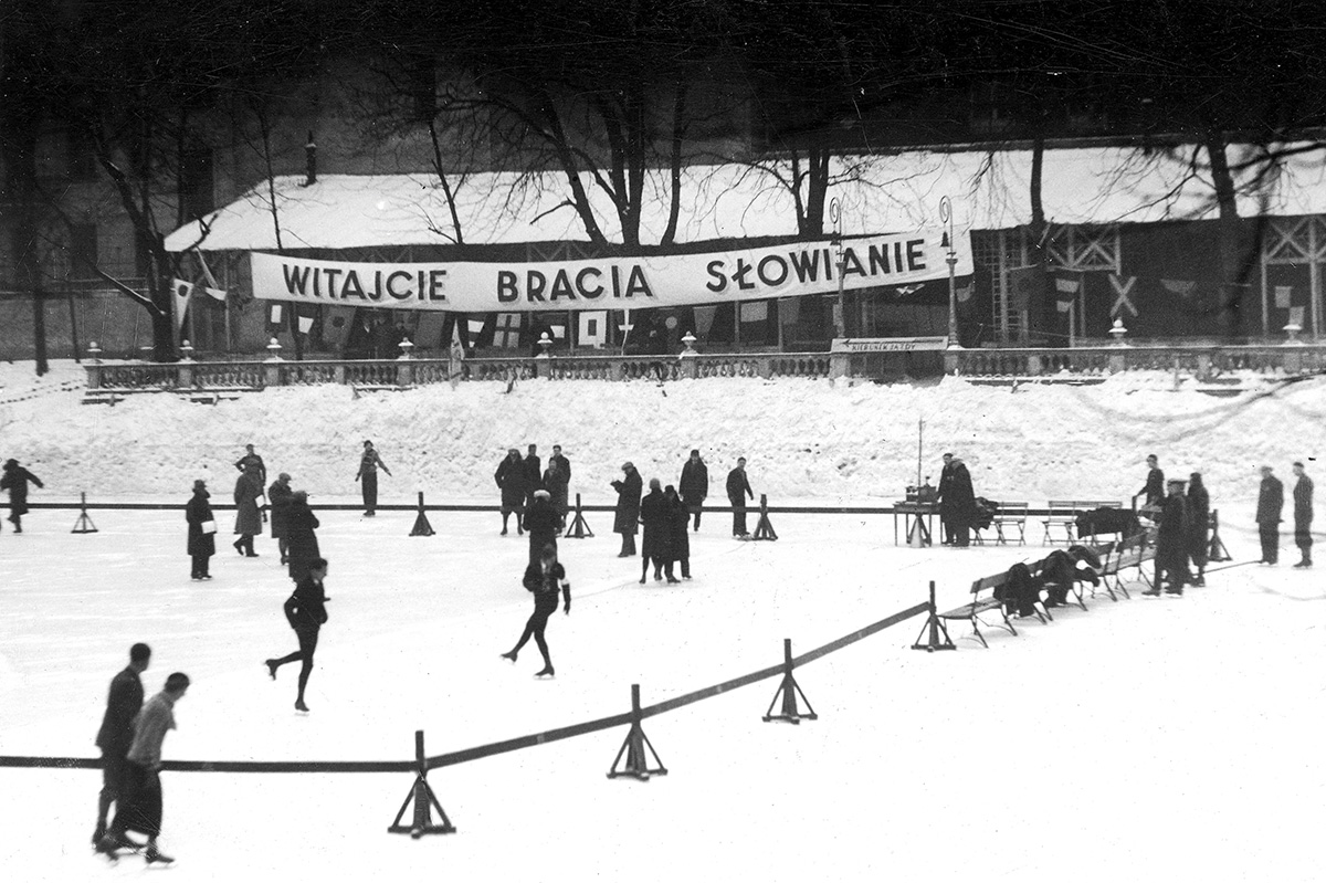 Transparent z okazji Słowiańskich Mistrzostw w Łyżwiarstwie przy lodowisku w Dolinie Szwajcarskiej, Warszawa 1934 r. Źródło: Narodowe Archiwum Cyfrowe