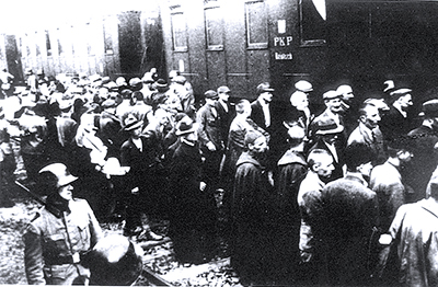 Pierwszy transport więźniów do KL Auschwitz. Dworzec kolejowy w Tarnowie, 14 czerwca 1940 r. Fot. Wikipedia