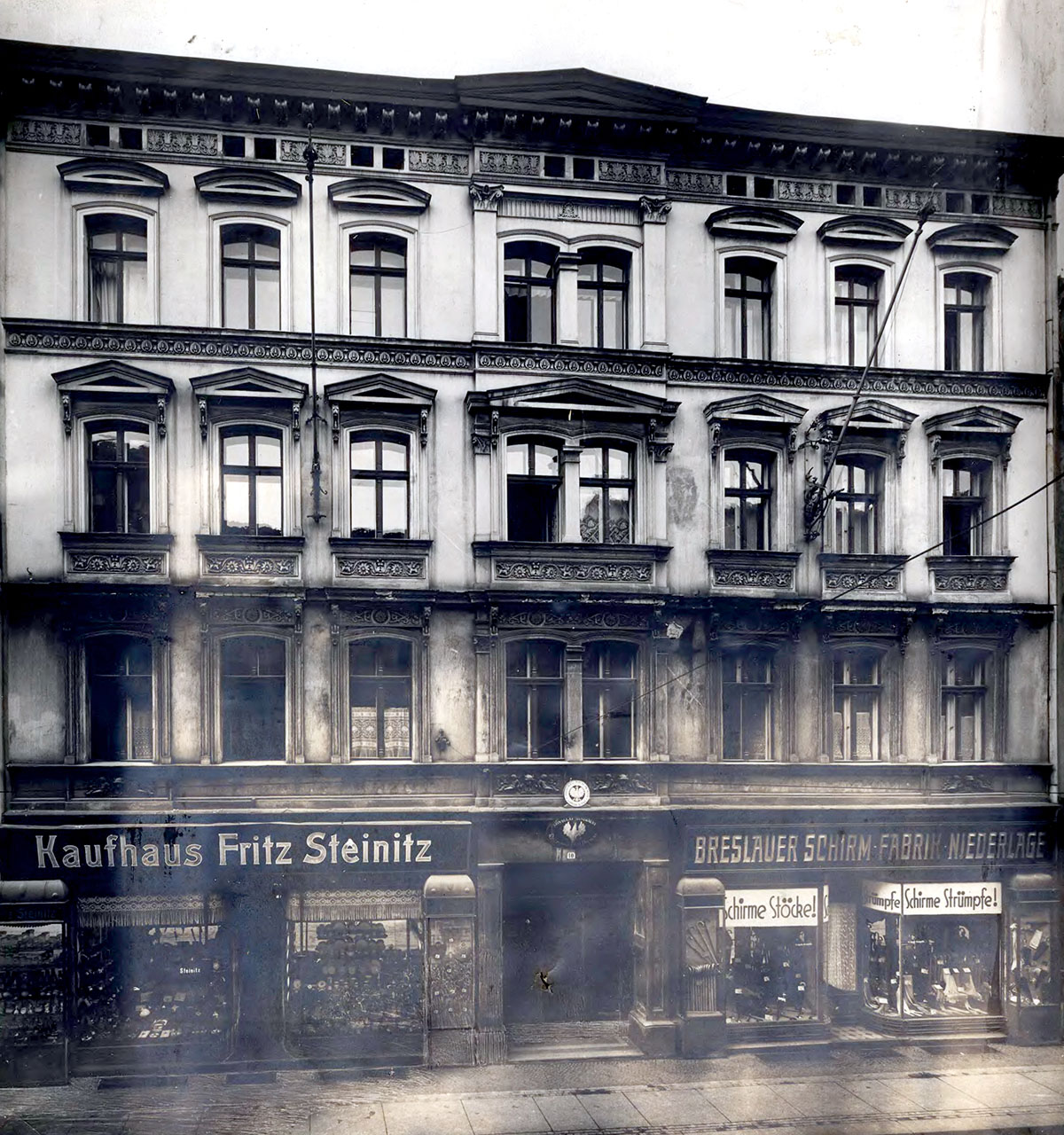 Budynek hotelu Lomnitz w Bytomiu. Zdjęcie z 1930 r. (wówczas gmach był siedzibą Konsulatu Generalnego RP w Bytomiu). Źródło: Śląska Biblioteka Cyfrowa