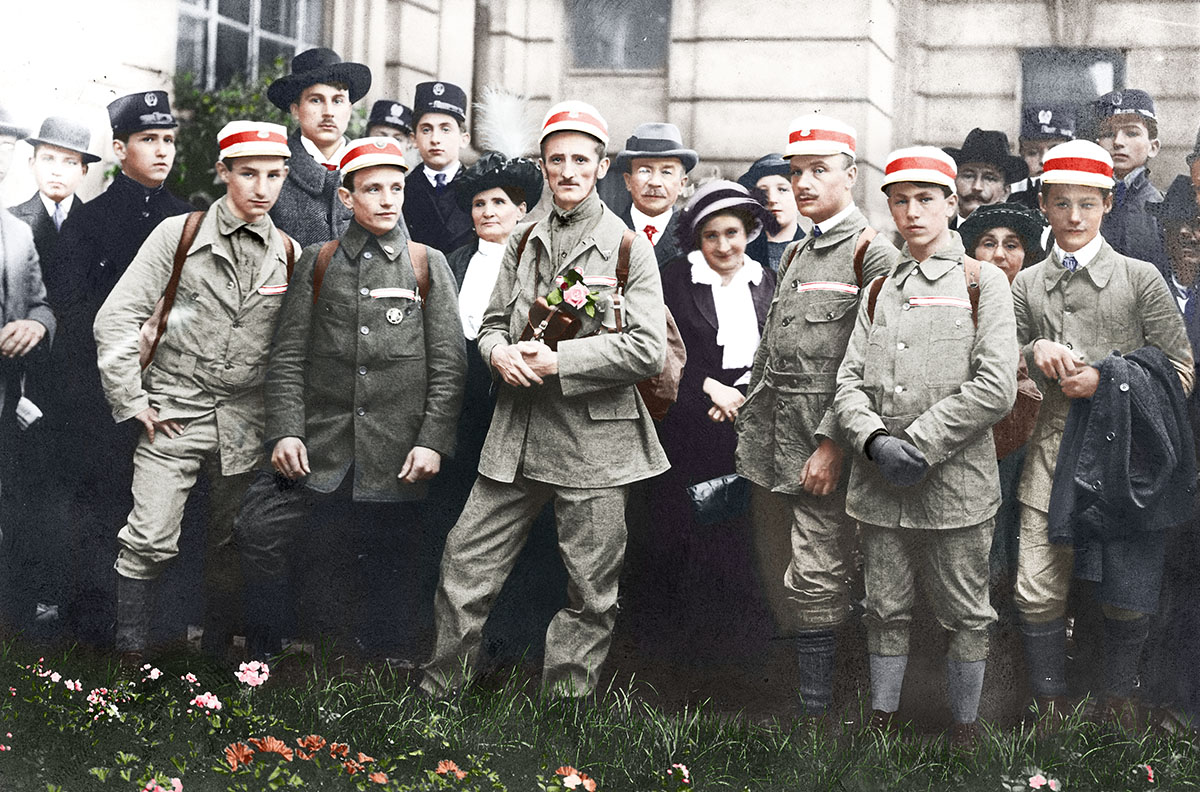 Uczestnicy wycieczki rowerowej ze Lwowa do Wielkiej Brytanii i Norwegii, 1914 r. Prof. Rudolf Wacek stoi w środku w pierwszym rzędzie, z kwiatem, trzeci od lewej. Źródło: Narodowe Archiwum Cyfrowe