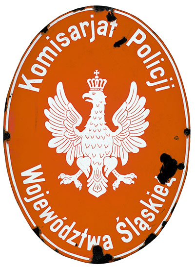 Tablica informacyjna Komisariatu Policji Województwa Śląskiego, ok. 1922–1927. Źródło: Muzeum Śląskie w Katowicach