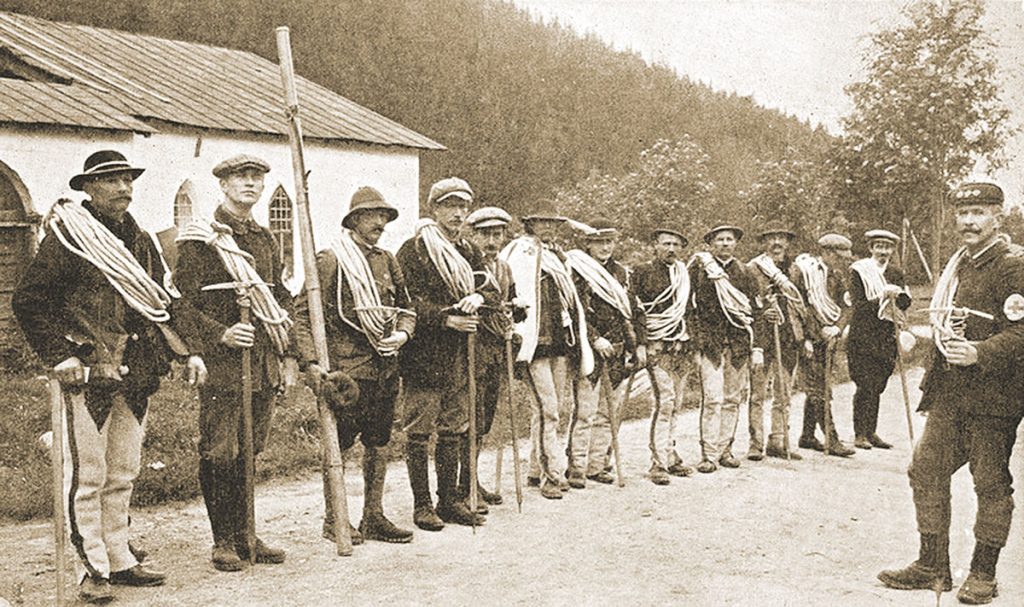 Mariusz Zaruski (z prawej) i ratownicy Tatrzańskiego Ochotniczego Pogotowia Ratunkowego. Źródło: archiwum Muzeum Tatrzańskiego