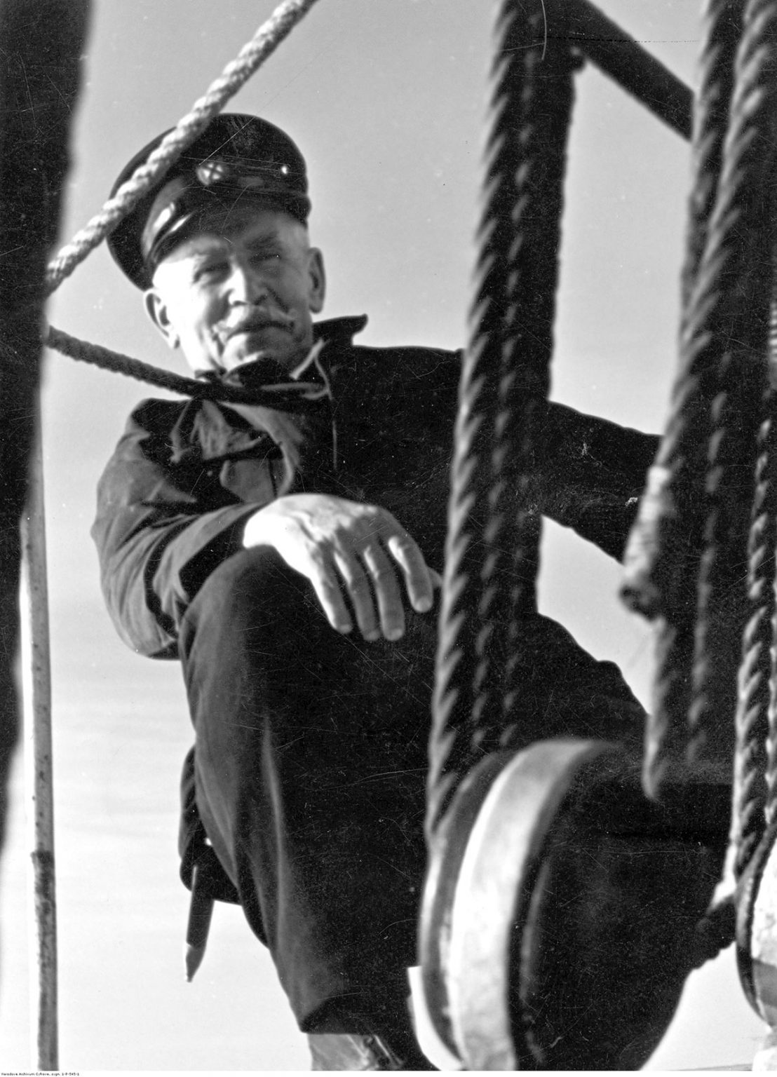 Mariusz Zaruski na pokładzie żaglowca, 1937 r. Źródło: Narodowe Archiwum Cyfrowe