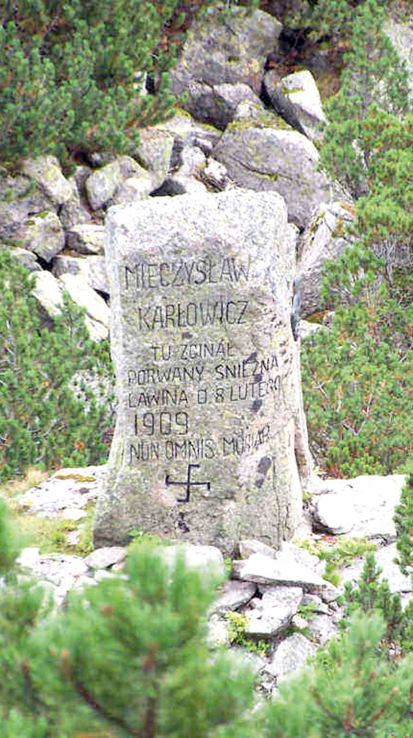Głaz upamiętniający Karłowicza na szlaku z Hali Gąsienicowej do Czarnego Stawu ozdobiony starym góralskim motywem, tzw. krzyżykiem niespodzianym. Źródło: domena publiczna