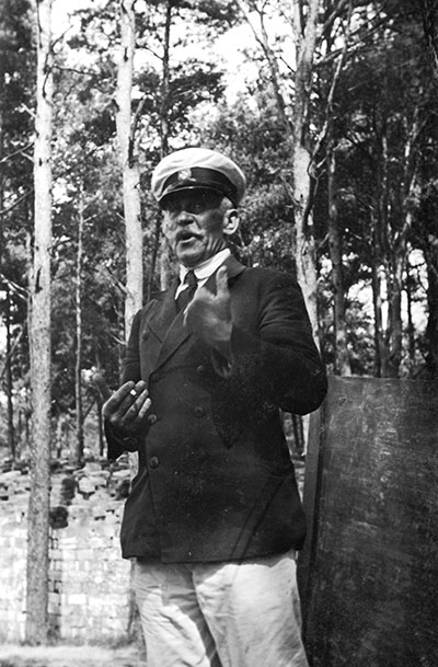 Ośrodek szkoleniowy żeglarzy w Jastarni, 1929 r. Na zdjęciu kierownik i główny instruktor gen. Mariusz Zaruski. Źródło: Narodowe Archiwum Cyfrowe