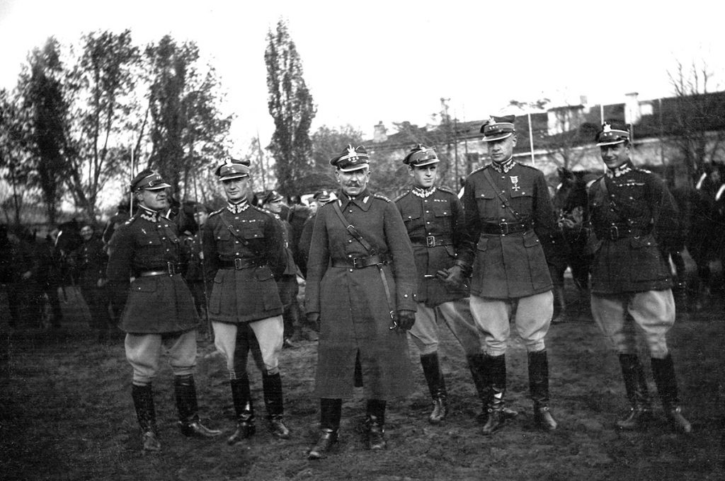 Oficerowie i żołnierze Szwadronu Przybocznego Naczelnika Państwa, 1923 r. Trzeci od lewej płk Mariusz Zaruski. Źródło: Narodowe Archiwum Cyfrowe