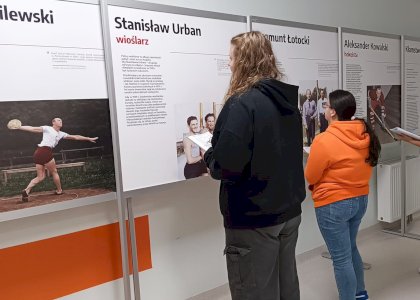 Duchnice: Wystawa „Sportowcy dla Niepodległej. Katyń” to lekcja historii