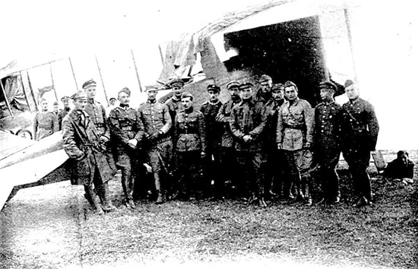 Personel latający toruńskiej eskadry (zdjęcie niedatowane). Piąty od lewej sierż. pil. Janusz Meissner. Zdjęcie opublikowane w „Przeglądzie Lotniczym” (nr 8/1936). Źródło: Biblioteka Narodowa