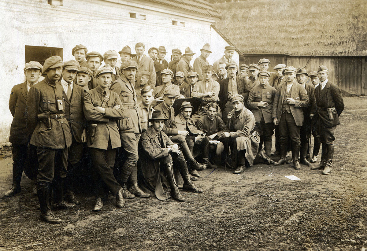 Członkowie Grupy Destrukcyjnej Wawelberga z dowódcą Tadeuszem Puszczyńskim „Konradem Wawelbergiem”, 1921 r. Źródło: Muzeum Górnośląskie w Bytomiu