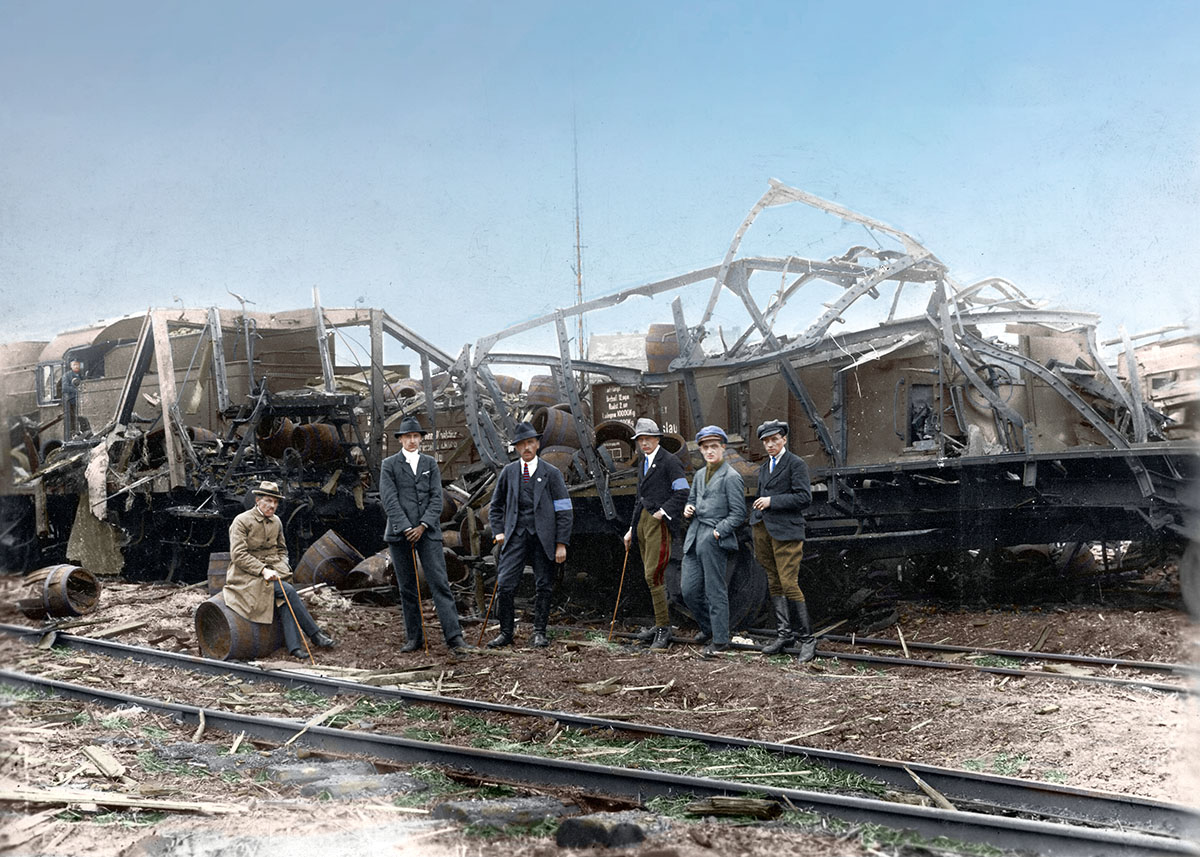 Pociąg zniszczony w ramach operacji „Mosty”, poprzedzającej wybuch III Powstania Śląskiego, 1921 r. Źródło: Muzeum Górnośląskie w Bytomiu
