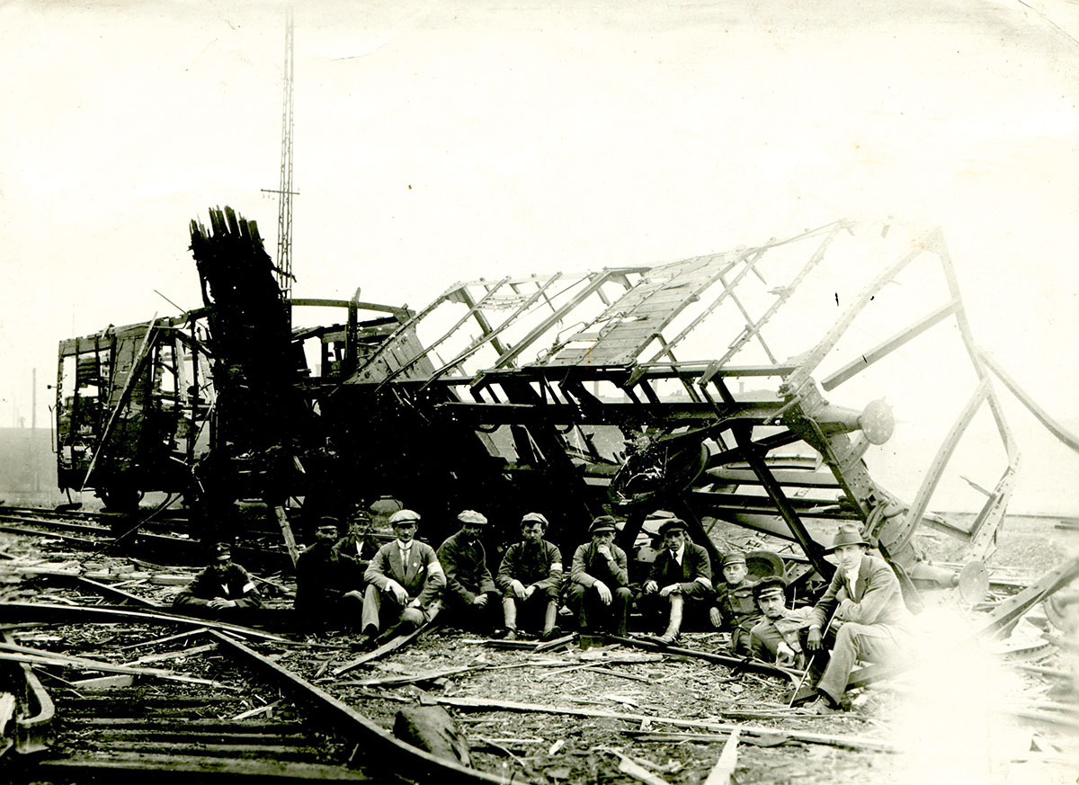 Torowisko kolejowe zniszczone w ramach operacji „Mosty”, poprzedzającej wybuch III Powstania Śląskiego, 1921 r. Źródło: Muzeum Górnośląskie w Bytomiu