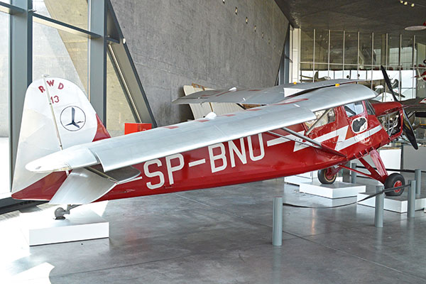 RWD-13, eksponat w Muzeum Lotnictwa Polskiego w Krakowie – na takim samolocie turystycznym odbywał loty sportowe Janusz Meissner. Źródło: domena publiczna
