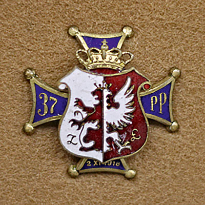 Odznaka 37 Pułku Piechoty. III batalionem tego pułku dowodził w kampanii wrześniowej mjr Henryk Reyman. Źródło: domena publiczna