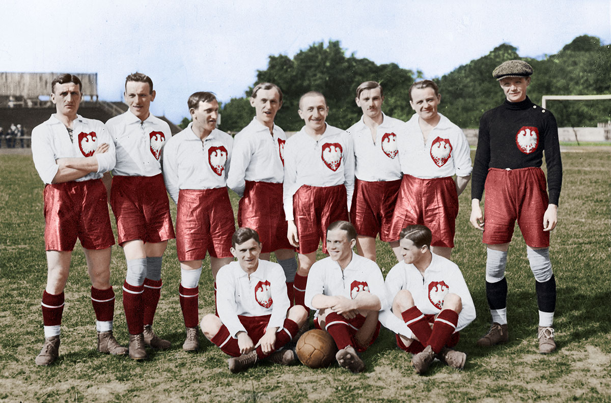 Reprezentacja Polski w piłce nożnej na igrzyskach olimpijskich w Paryżu (Henryk Reyman stoi drugi od lewej). Źródło: Narodowe Archiwum Cyfrowe